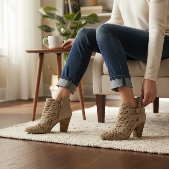VINCE CAMUTO Palmina Perforated Suede Ankle Boots Booties Tan / Shady Grey Sz 6 - Picture 3 of 10